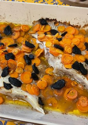 Une photo de Ailes de raie aux jeunes carottes et ail noir