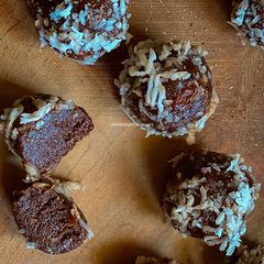 A picture of Raw Chocolate Fudge Balls.