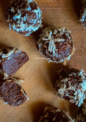 A picture of Raw Chocolate Fudge Balls.