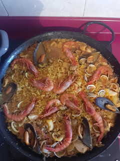 Una foto de Paella de marisco