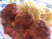 Una foto de tagliatelle con tomate