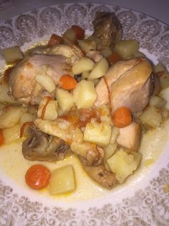 Una foto de Muslos de pollo guisados a lo rápido