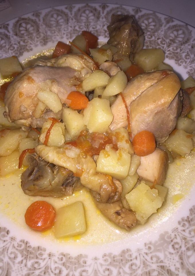 Una foto de Muslos de pollo guisados a lo rápido