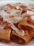 Paccheri con salsa de tomate, trucha marinada y lascas de pecorino