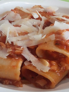 Una foto de Paccheri con salsa de tomate, trucha marinada y lascas de pecorino