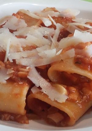 Una foto de Paccheri con salsa de tomate, trucha marinada y lascas de pecorino
