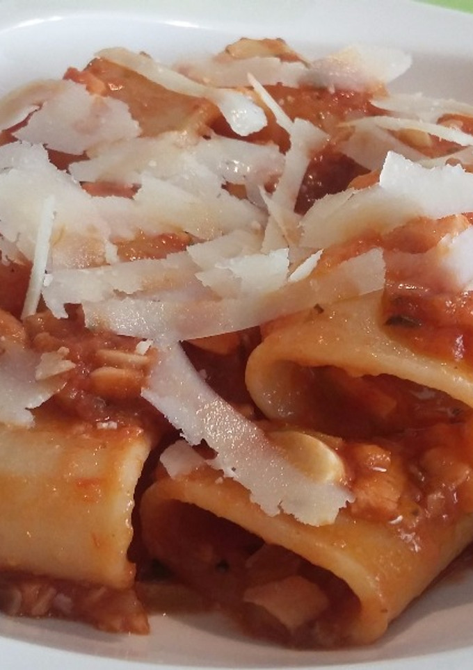 Una foto de Paccheri con salsa de tomate, trucha marinada y lascas de pecorino