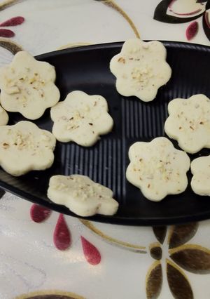 A picture of Cashew badam biscuits.