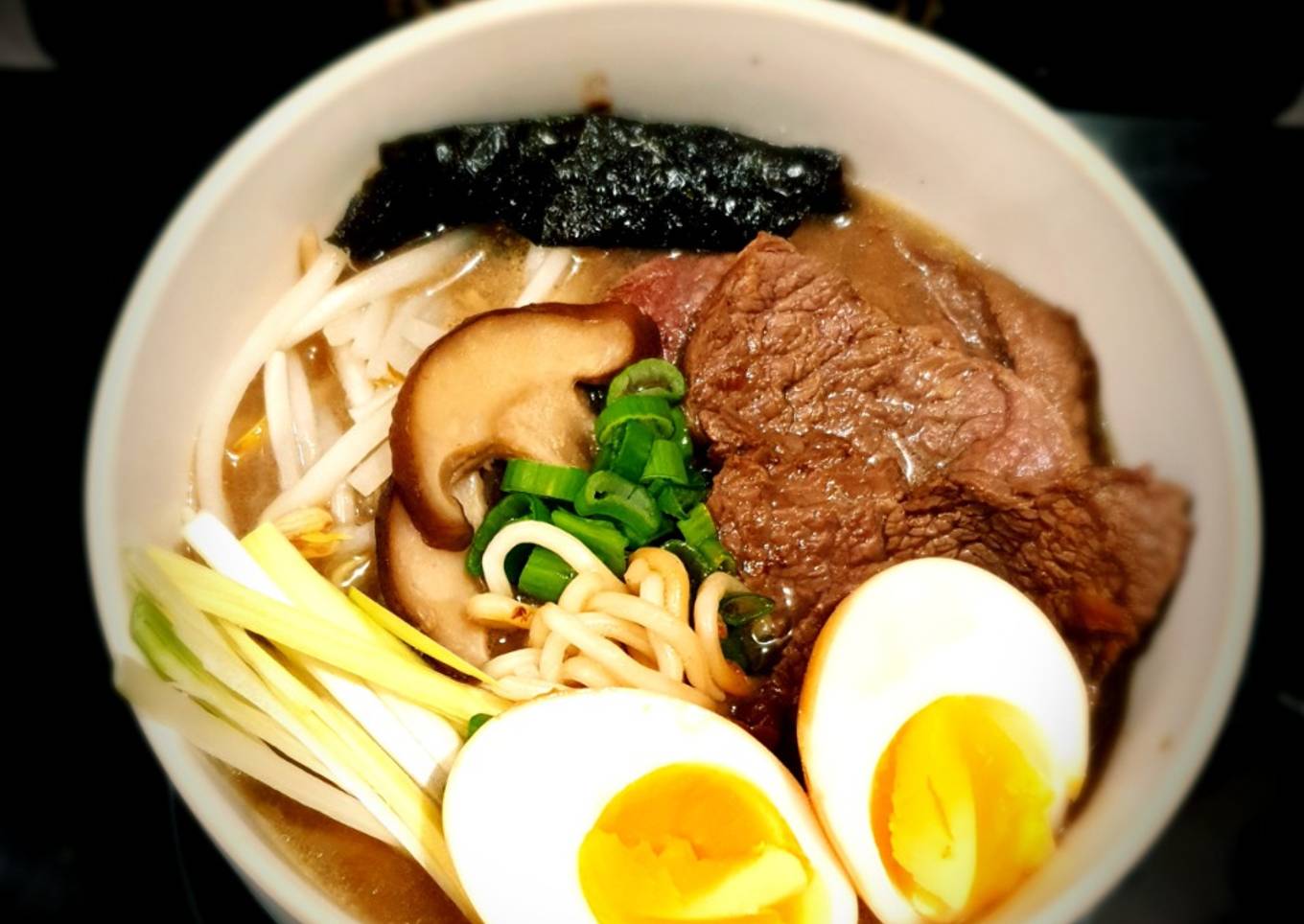 Ramen au bœuf, œuf nitamago, bouillon de shiitake