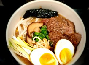 Une photo de Ramen au bœuf, œuf nitamago, bouillon de shiitake
