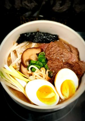 Une photo de Ramen au bœuf, œuf nitamago, bouillon de shiitake