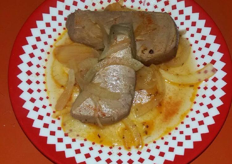 Atún encebollado