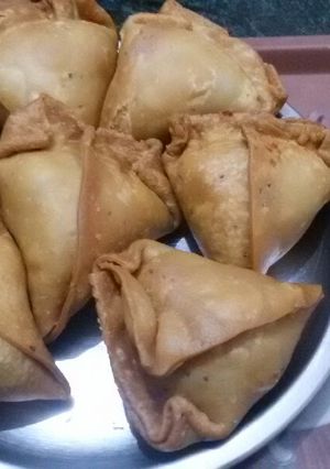 A picture of आलू समोसा.