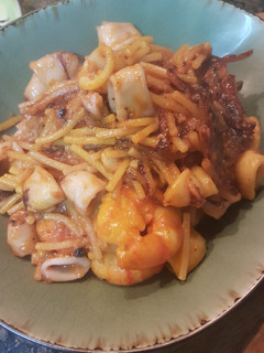 Una foto de Fideos con calamar y gambas rojas