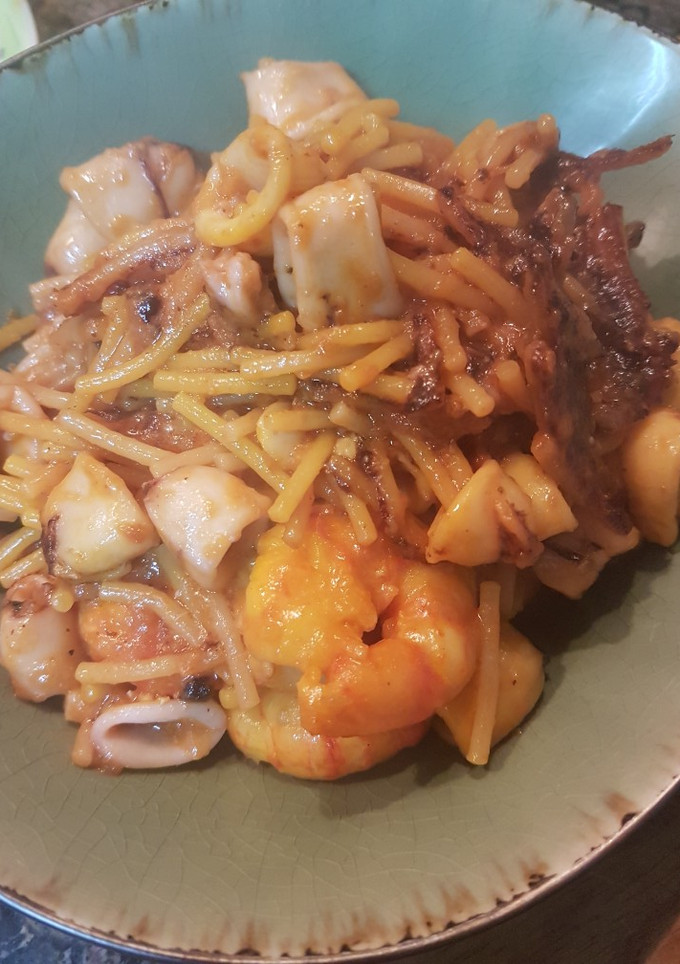 Una foto de Fideos con calamar y gambas rojas
