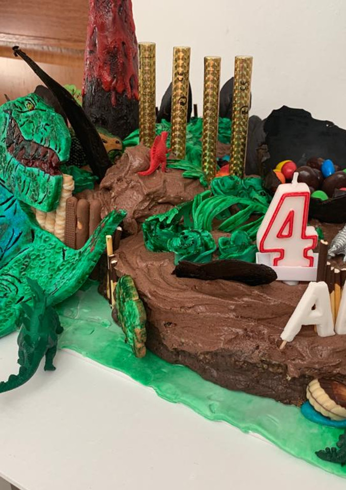 Una foto de Tarta Jurassic World personalizada