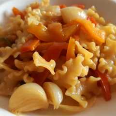 Una foto de Pasta con verduras glaseadas con teriyaki