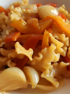 Una foto de Pasta con verduras glaseadas con teriyaki