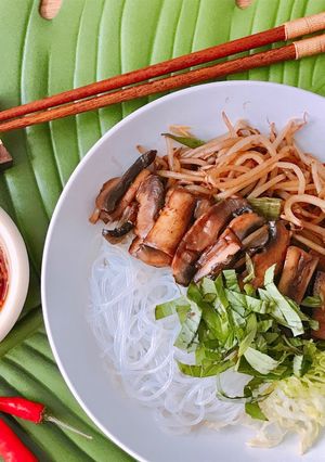Hình của món 🌱 Bún Tàu Trộn Nấm Xào Giá Chay (Vegan).
