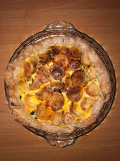 Una foto de Quiche de espinacas, jamón serrano y rulo de cabra caramelizado
