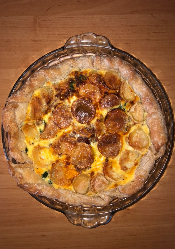 Una foto de Quiche de espinacas, jamón serrano y rulo de cabra caramelizado