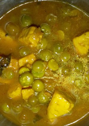 A picture of Matar paneer.
