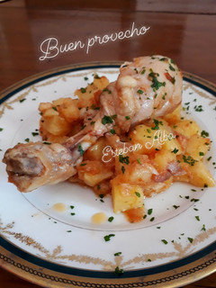 Una foto de Pollo tomates y papas