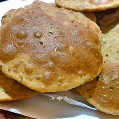 A picture of Methi masala Puri.
