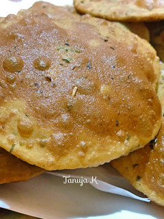 A picture of Methi masala Puri.