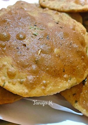 A picture of Methi masala Puri.