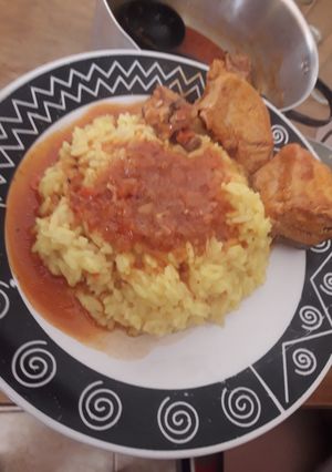 Una foto de Arroz amarillo con estofado de pollo