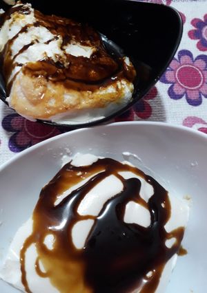 Una foto de Isla flotante al microondas con salsa a dulce de leche. fácil y rápido!