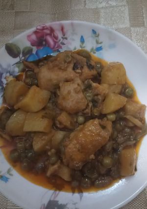 A picture of ALU Matar Chicken.