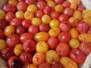 Une photo de tomate cerise thym