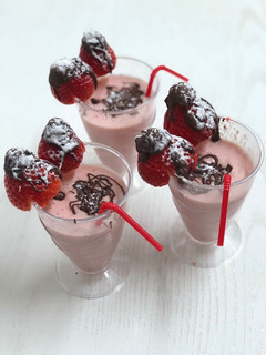 Una foto de Batido de fresas y plátano antioxidante con toque de chocolate