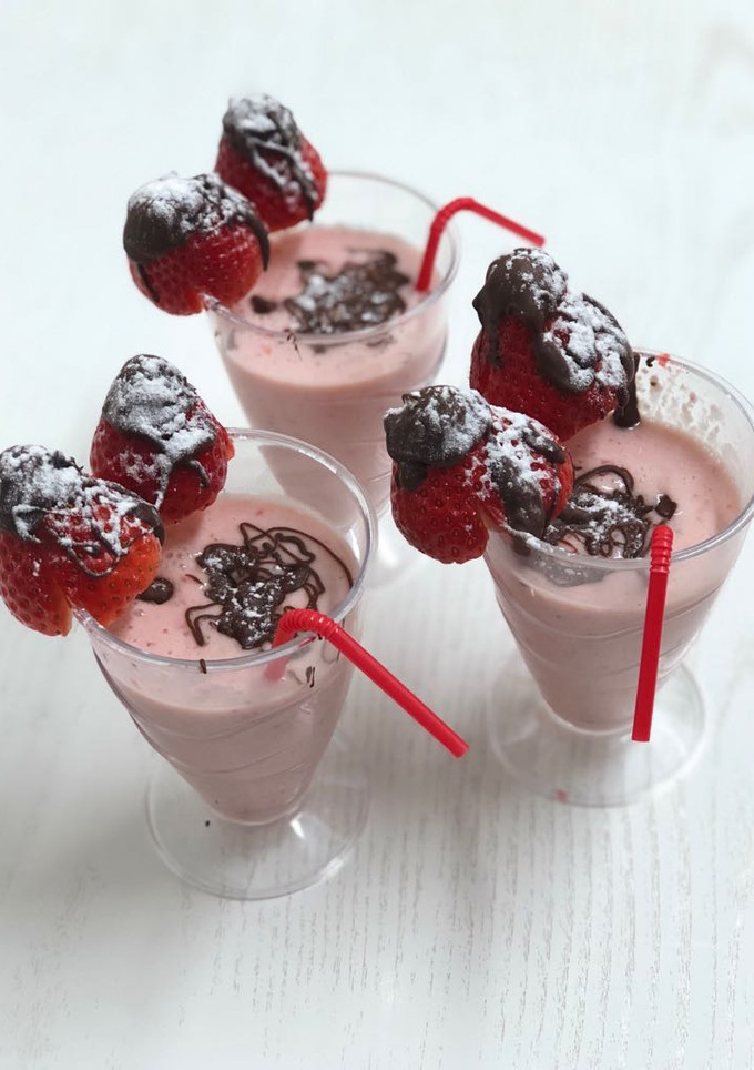 Una foto de Batido de fresas y plátano antioxidante con toque de chocolate