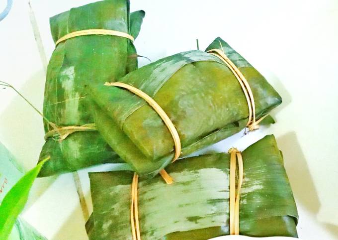 ³⁵Tupat gedeng (daun pisang)