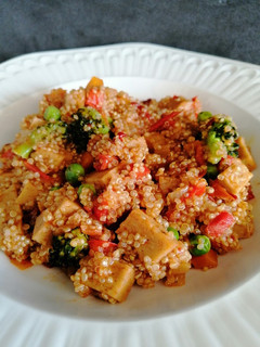Una foto de Quinoa con seitán
