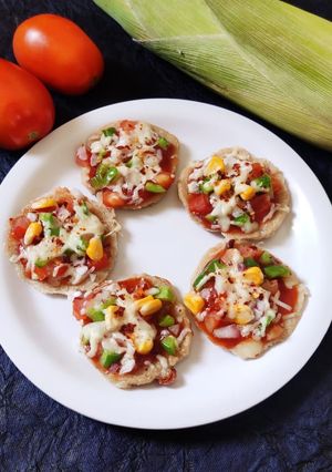 મીની ભાખરી પીઝા (Mini Bhakhri Pizza Recipe In Gujarati) રેસીપી મુખ્ય ફોટો