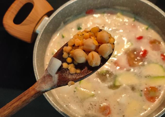 Ricetta di Veloce Crema di ceci, lenticchie, una zucchina e pomodorini 🍅