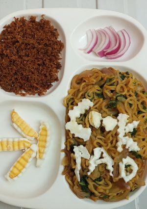 Sabon salon dafa Taliyar Noodles da alayyahu ainihin hoton girkin