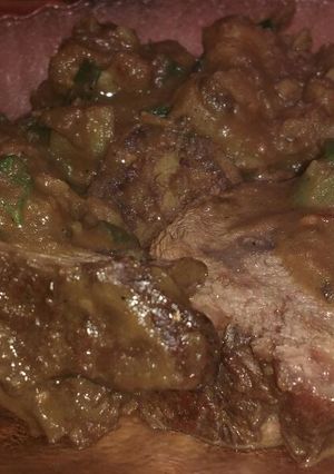 Una foto de Carne rebelde con papas doradas