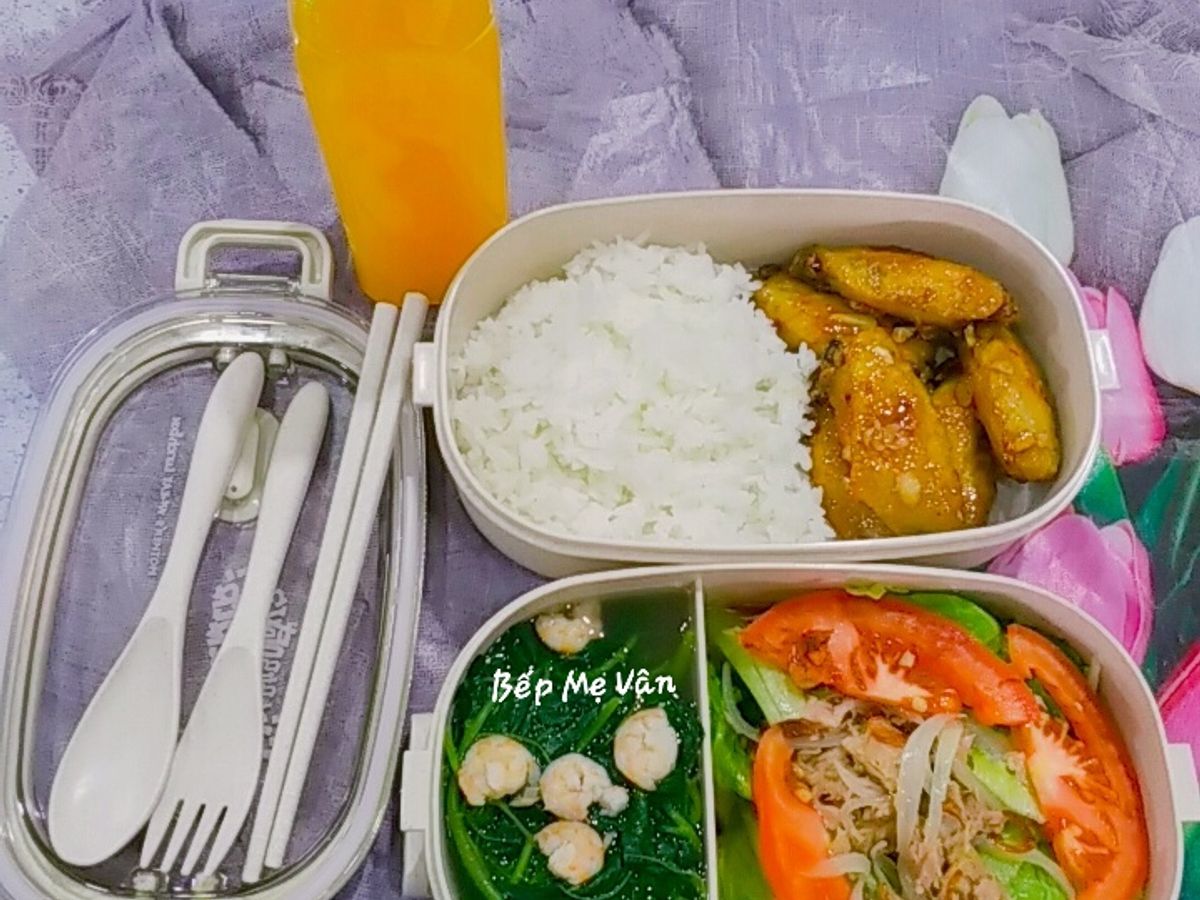 Hộp Cơm Vui Vẻ 6:(Cánh gà chiên nước mắm,Salad cá ngừ...)