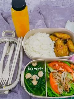Hình của món Hộp Cơm Vui Vẻ 6:(Cánh gà chiên nước mắm,Salad cá ngừ...).