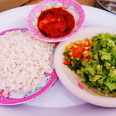 A picture of Shinkafa da miya da salad.