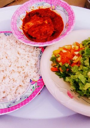 A picture of Shinkafa da miya da salad.