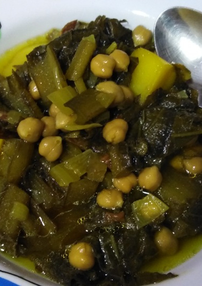 Una foto de Potaje de garbanzos y borraja