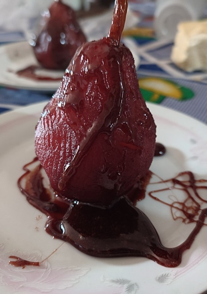 Una foto de Peras al vino tinto