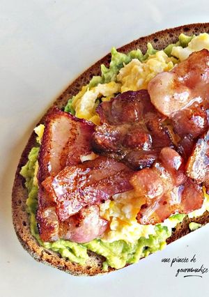 Une photo de Tartine avocat œufs et bacon au miel