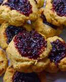 Pepas de harina de almendras y mermelada de frutos rojos